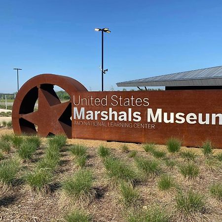 Old Fort Loft King & Queen Suites Nearest Accomodation To Marshals Museum Power Your Ev For Free! 포르 스미스 외부 사진