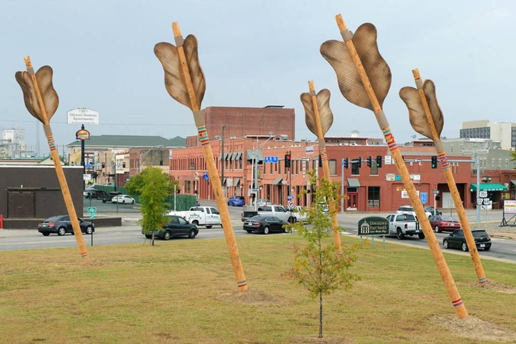 Old Fort Loft King & Queen Suites Nearest Accomodation To Marshals Museum Power Your Ev For Free! 포르 스미스 외부 사진