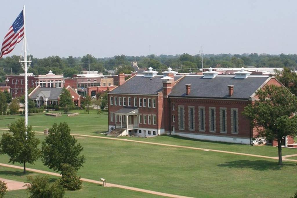 Old Fort Loft King & Queen Suites Nearest Accomodation To Marshals Museum Power Your Ev For Free! 포르 스미스 외부 사진